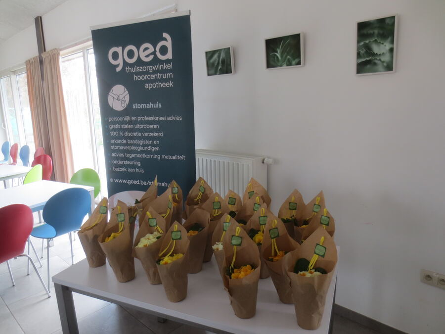 Een tafel vol ingepakte gele bloemetjes, een attentie voor alle aanwezigen